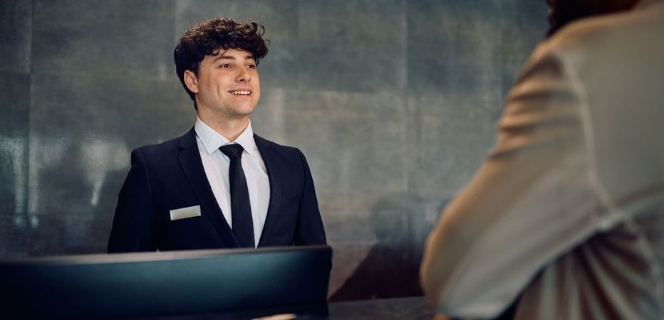 Hospitalidade de Alto Padrão: O Papel do Concierge e da Hostess