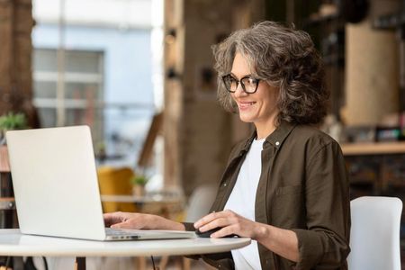 Como a menopausa afeta a presença feminina no trabalho?