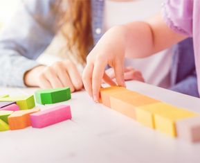 Qual a diferença entre auxílio-creche e salário-família?