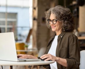 Como a menopausa afeta a presença feminina no trabalho?