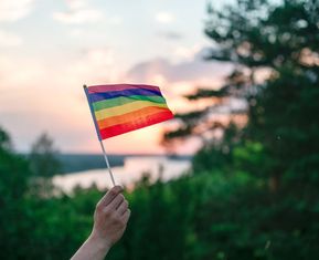 Orgulho LGBTQIA+: por que a pauta deve ser comemorada nas empresas?