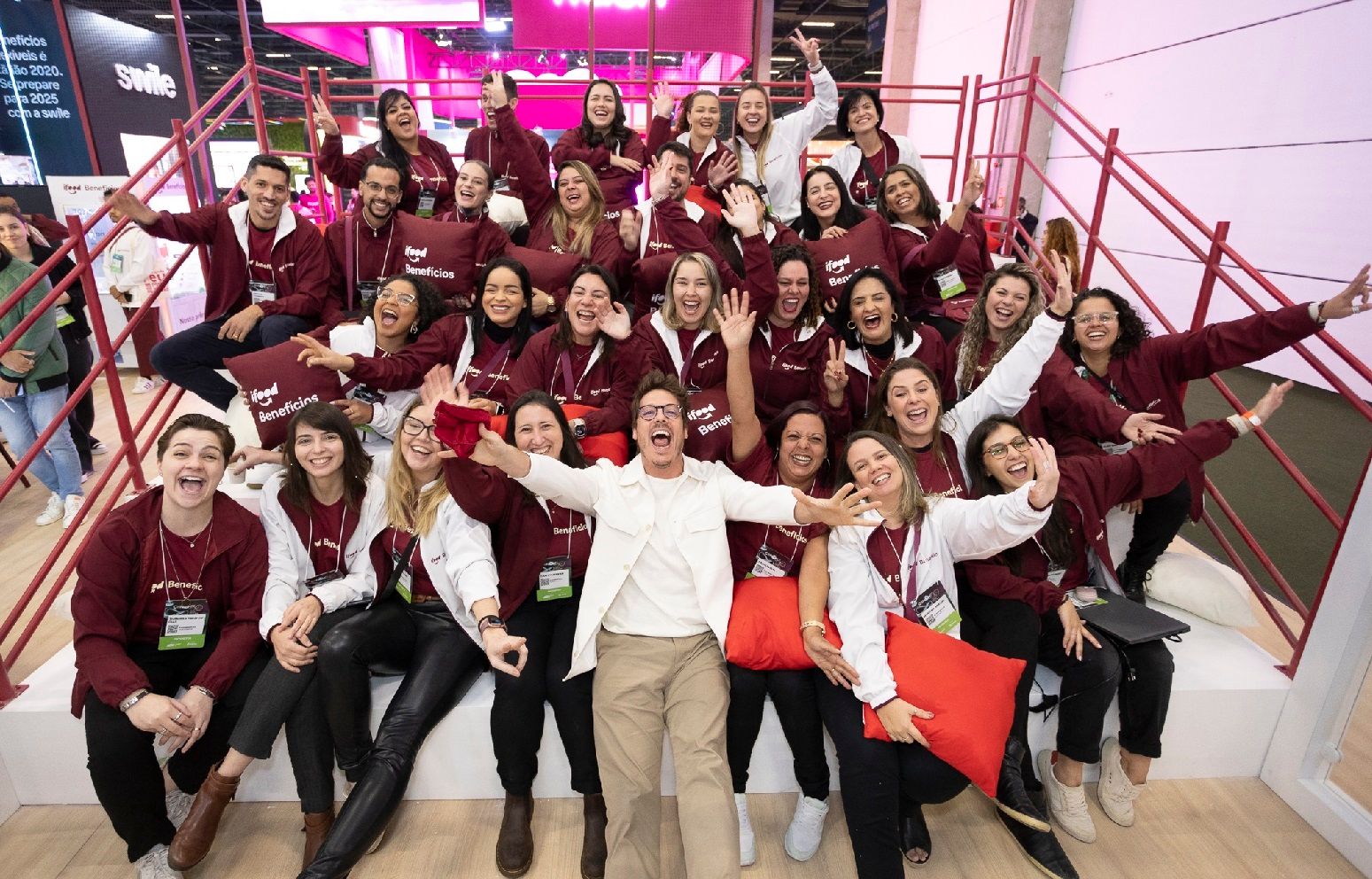 fábio porchat com equipe de ifood benefícios no stand do conarh