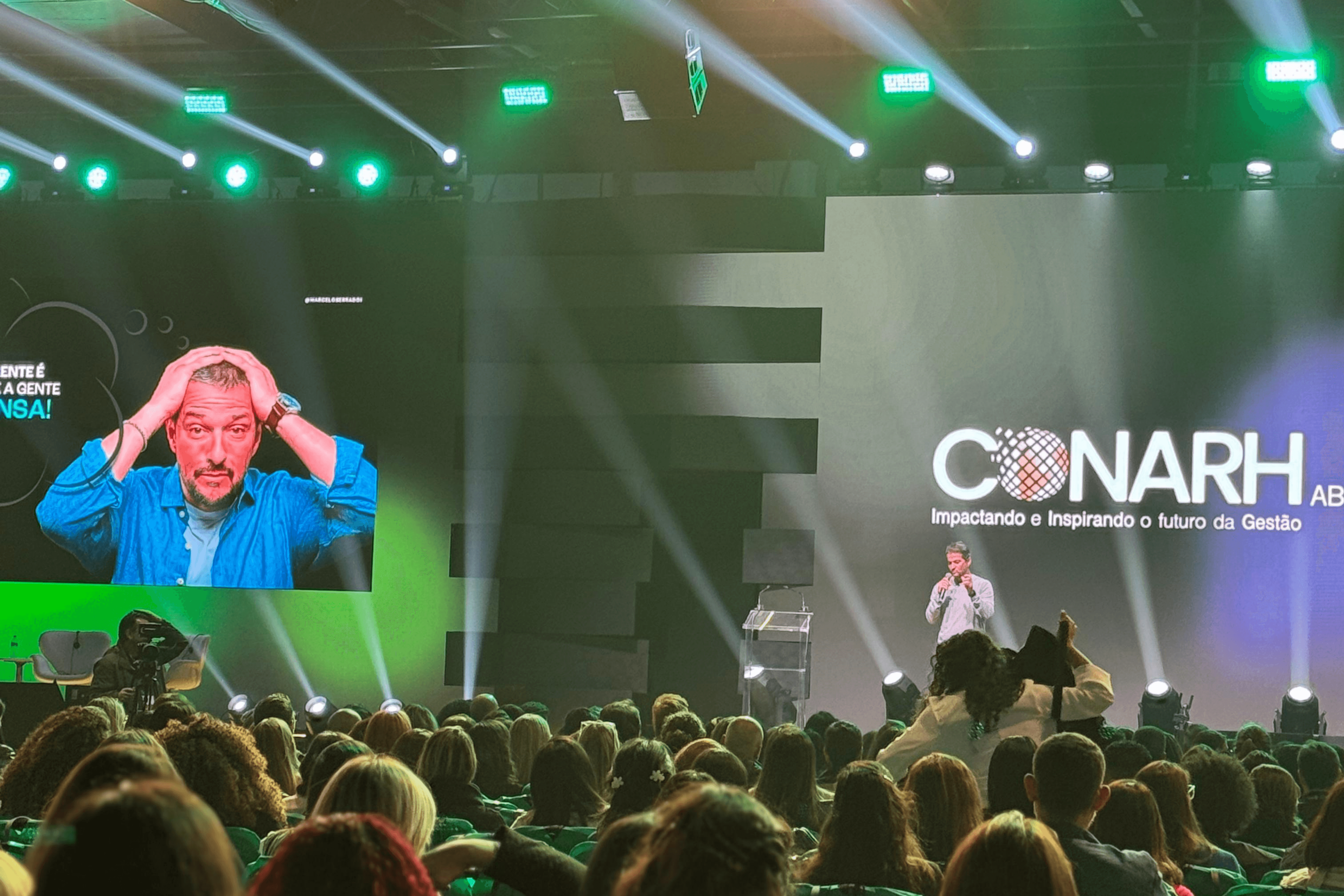 palco do conarh, com palestra sendo apresentada