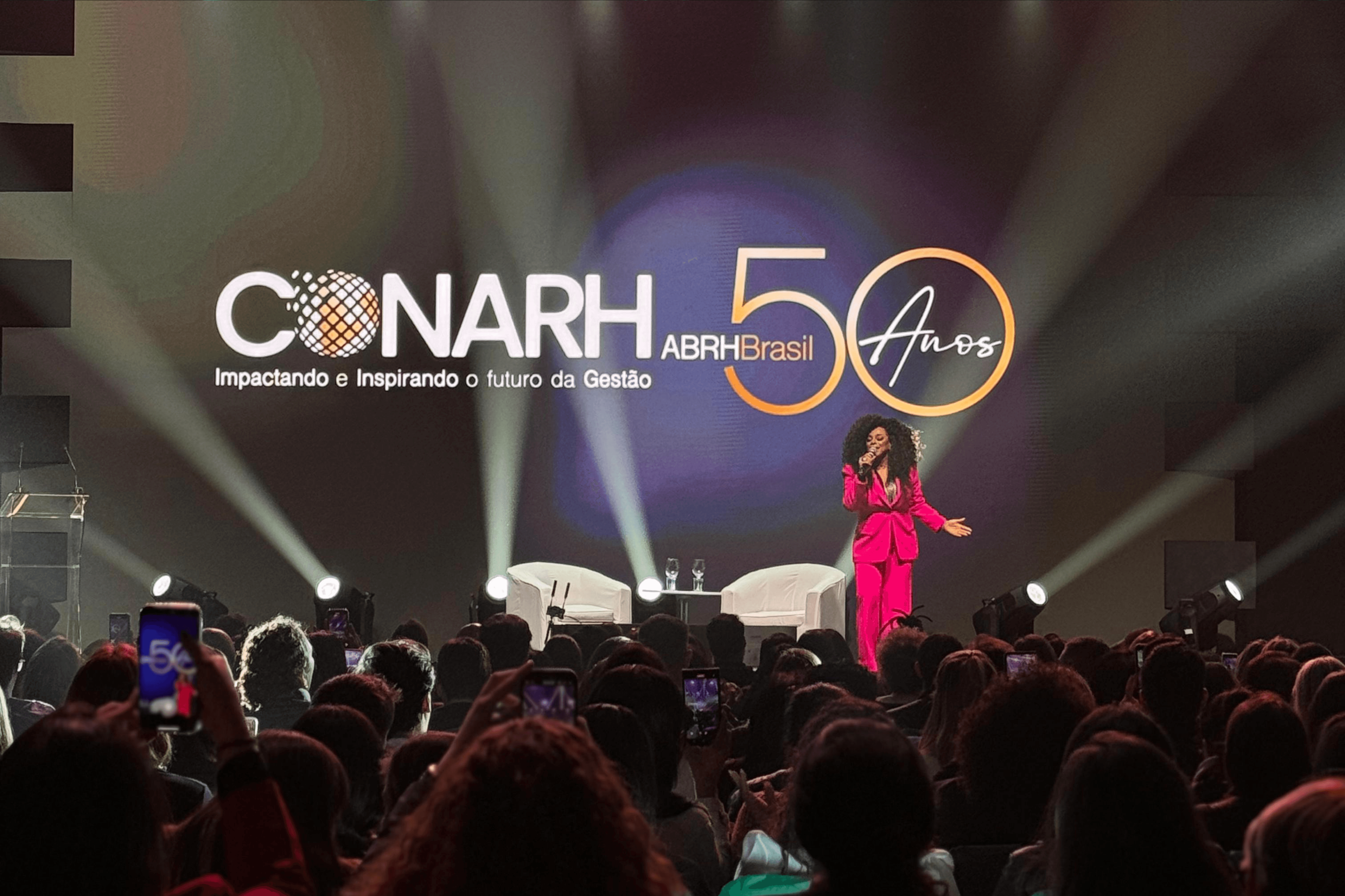 paula lima cantando durante a abertura do conarh