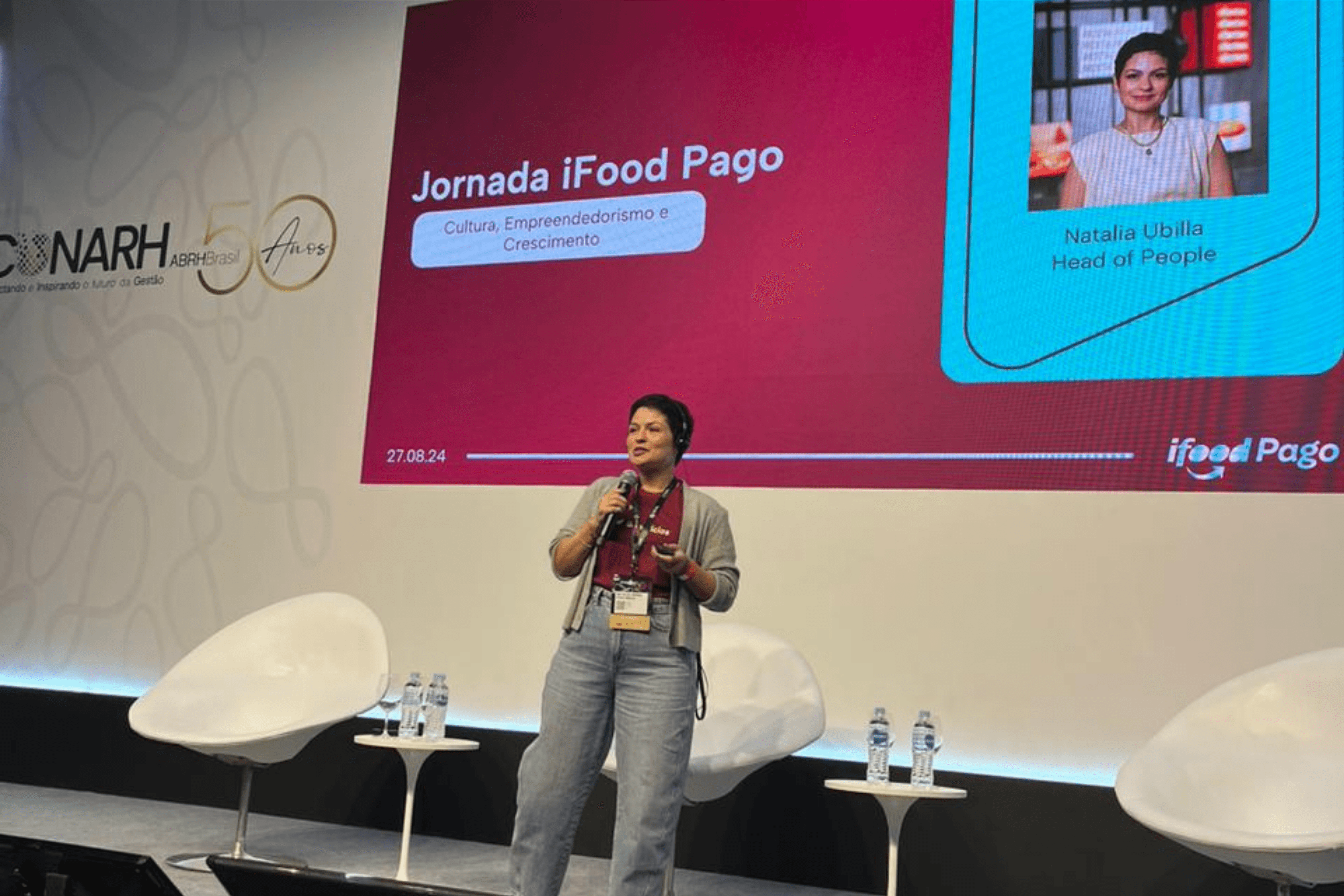 natalia ubilla, head de people do ifood benefícios, falando durante o conarh