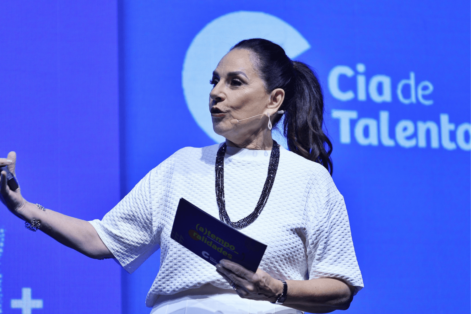 sofia esteves, fundadora da cia de talentos, falando durante o evento