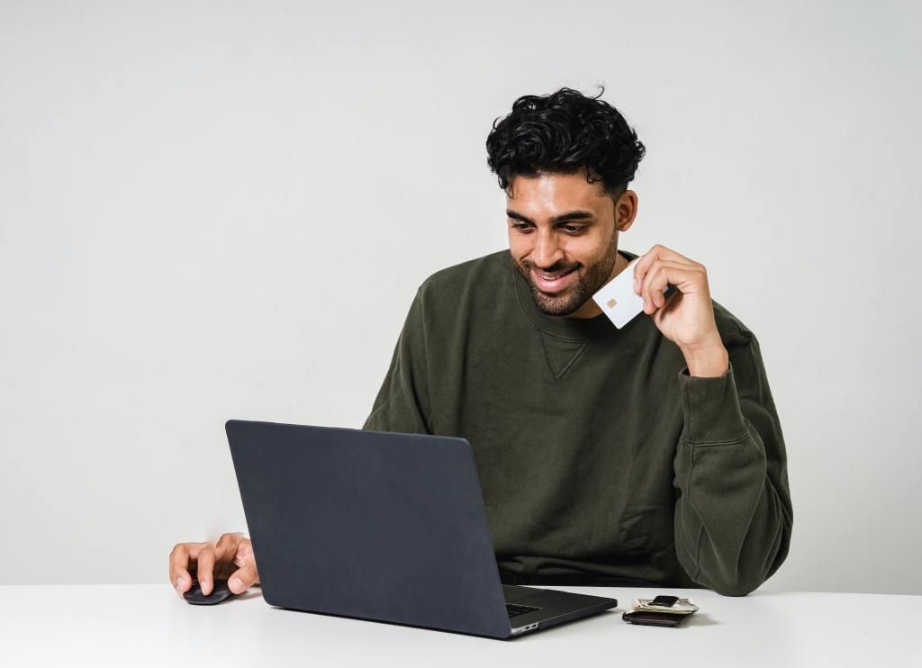 Homem procurando na internet como pode usar o seu vale-cultura.