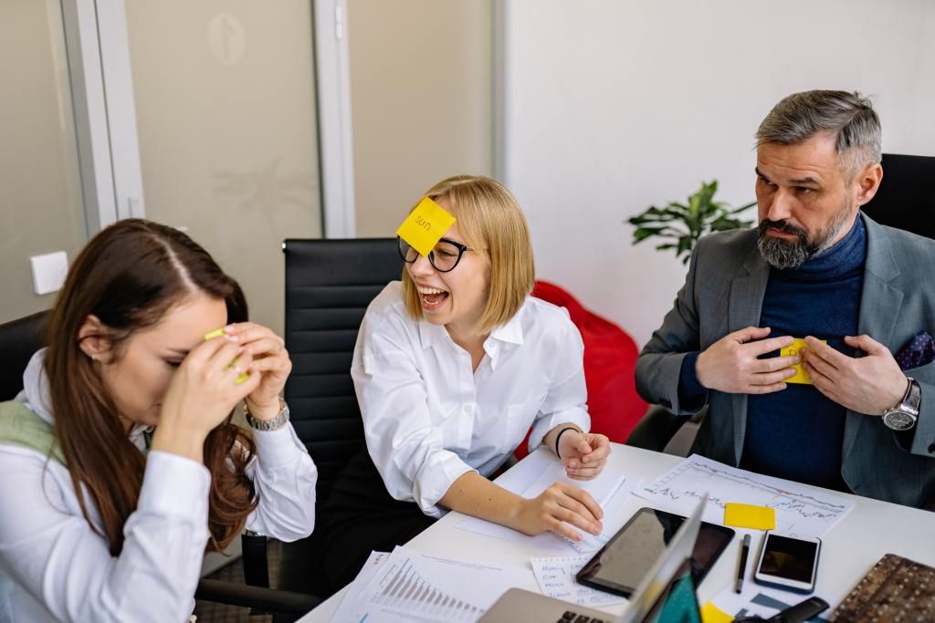 Funcionários de uma empresa em clima de descontração durante as pausas no trabalho.