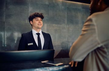 Hospitalidade de Alto Padrão: O Papel do Concierge e da Hostess