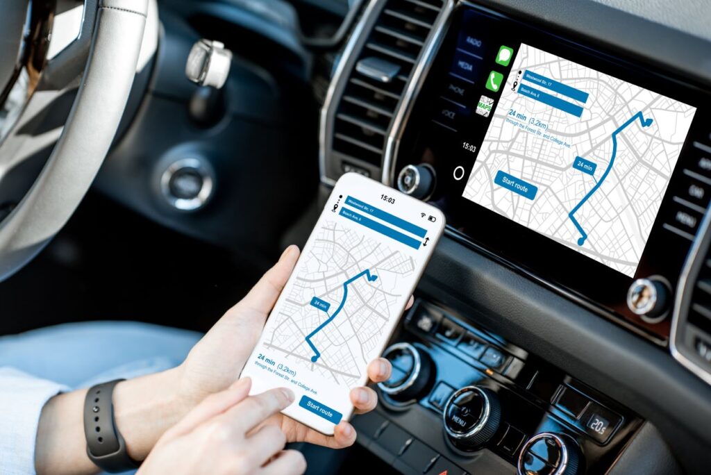 Smartphone com aplicativo de navegação no carro